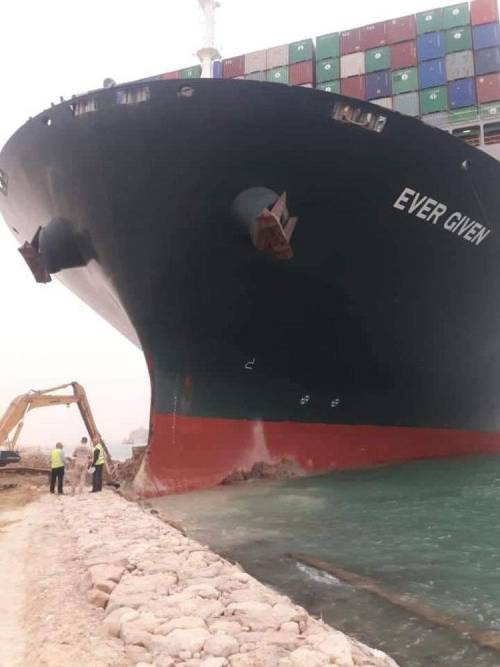 Un'enorme nave portacontainer è rimasta bloccata nel Canale di Suez e ha bloccato tutto il traffico nell'importante corso d'acqua